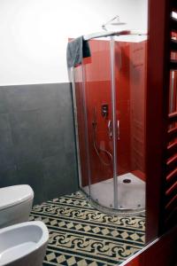 罗马Affittacamere ROMA FLAMINIO的浴室设有玻璃淋浴间和卫生间