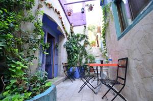 安曼扎曼雅扎曼精品酒店的庭院设有桌椅,位于小巷