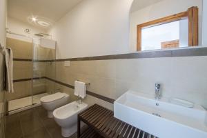 拉古萨Baroni Giampiccolo Suite的浴室配有白色水槽和卫生间。