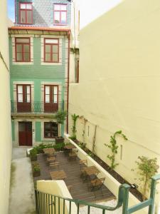 波尔图Porto Republica Riverside的大楼前阳台配有桌椅