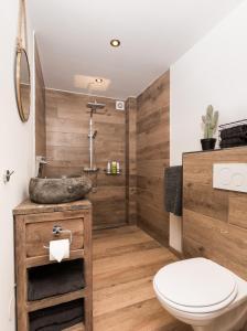 埃尔瑟尔Bed & Breakfast de Zandhoef的一间带水槽和卫生间的浴室
