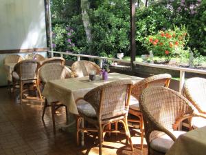汉堡斯蒂芬酒店的庭院配有桌椅和鲜花