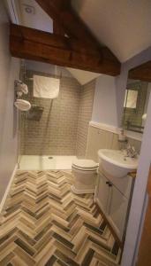 EccleshallThe Little George的浴室设有 ⁇ 制地板、卫生间和水槽