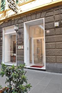 热那亚新诺德酒店的商店前设有两扇窗户和一扇门