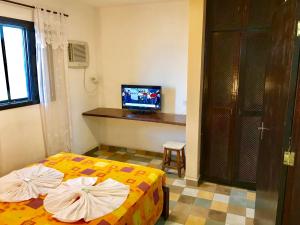 伊利亚孔普里达Pousada Icaraí的酒店客房设有两张床和电视。