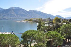 洛迦诺吉拉尼奥拉克酒店的享有以山脉为背景的湖泊美景