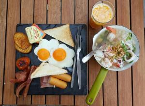 蒙诺克岛Koh Munnork Private Island的包括鸡蛋和烤面包的早餐盘