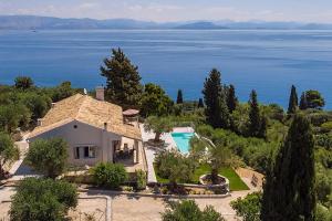 帕拉马Villa Giovannina的享有带游泳池的房屋的空中景致