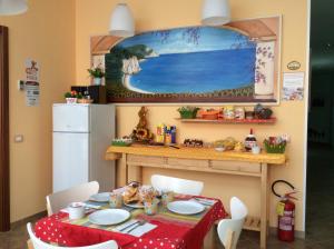 洛雷托乐堪达德尔皮齐尔旅馆的一间带桌子和冰箱的用餐室