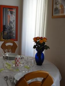 维也纳Your Home In Vienna的一张桌子,上面有花草,上面有蓝色花瓶
