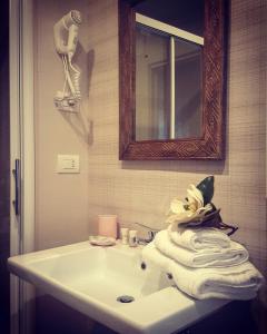 卡西诺B&B Parini的浴室配有盥洗盆、镜子和毛巾