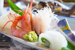 南砺五大阪旅馆的含有虾和其他食物的食品