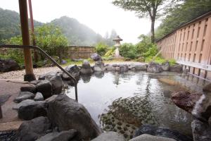 南砺五大阪旅馆的花园中央的池塘
