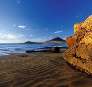 厄尔梅达诺Las Olas的一片拥有岩石、海洋和山脉的海滩
