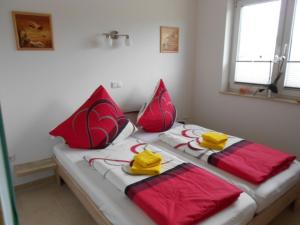 克勒珀林Spacious Apartment with Garden near Sea in Kropelin的一间卧室配有两张带红色和黄色毛巾的床