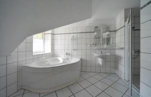 卡尔帕奇Hotel Belweder - przy hotelu Golebiewski的白色的浴室设有浴缸和水槽。