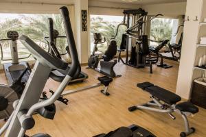 沙姆沙伊赫Jaz Sharks Bay的健身房设有数台跑步机和健身自行车