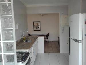 Apartamento 1 Dormitório Astúrias的厨房或小厨房