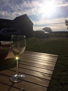 吉林汉姆Church Farm的木桌旁的一杯白葡萄酒