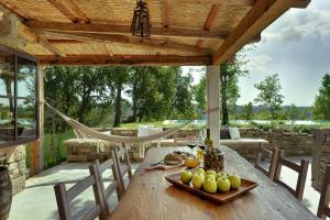 莫托文Villa Torrecorta的一张木桌,上面有一盘水果