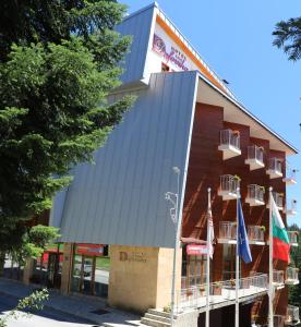 潘波洛沃达佛斯卡酒店的前面有旗帜的建筑