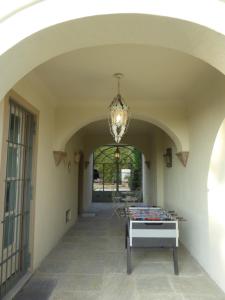 蒙卡列里B&B Villa Ricardi的走廊上设有吊灯和桌子