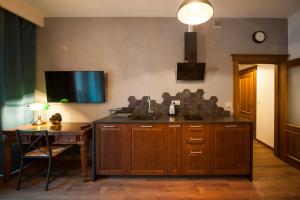 Very Berry - Orzeszkowej 10 - MTP Apartment, parking, balcony, check in 24h的电视和/或娱乐中心