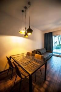 Very Berry - Orzeszkowej 10 - MTP Apartment, parking, balcony, check in 24h的休息区