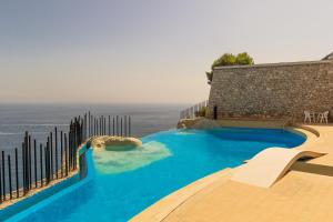 陶尔米纳Sea Life - Taormina的海景游泳池