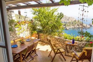 陶尔米纳Sea Life - Taormina的享有水景的天井配有桌椅