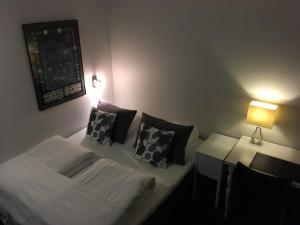 尼克宾法尔斯特利兹朗德酒店的配有床和台灯的桌子的房间