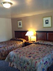 布赖森城岭顶汽车旅馆 - 布赖森城的酒店客房,设有两张床和一盏灯