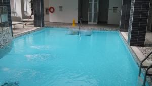 米西索加米西索加两卧室一浴室公寓的大楼里的一个大型蓝色游泳池