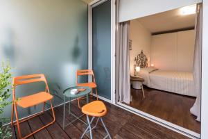 萨沃纳Le Torri in Darsena的小房间,配有橙色椅子和床