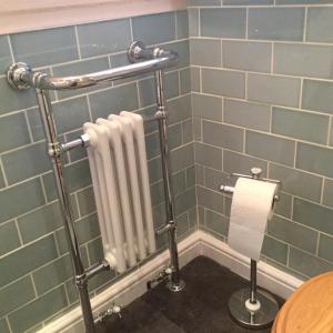 斯泰兹The Cottage, High Street Staithes的浴室设有散热器和卫生纸卷