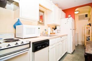 奥斯汀Barton Hills Condo的厨房配有炉灶和白色冰箱。