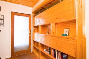 奥斯汀Barton Hills Condo的一间设有木墙和书架的房间