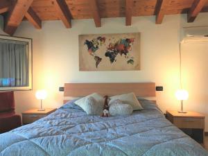 代森扎诺-德尔加达艾思美拉公寓酒店的一间卧室配有一张带两盏灯的大蓝色床。
