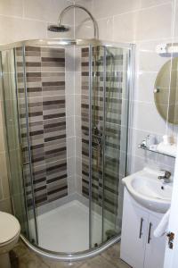莱特肯尼Wild Atlantic Accommodation 2G Orchard Crescent的带淋浴和盥洗盆的浴室