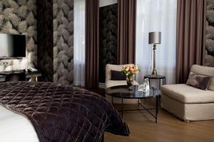斯塔德大陆南方酒店的一间卧室配有一张床、一把椅子和一张桌子