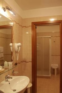 Bagnoli del Trigno多莫斯酒店的一间带水槽和镜子的浴室
