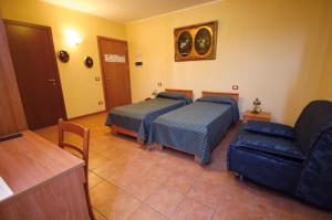 维罗纳自由镇阿尔贝格科特安提卡酒店的一间带两张床和一张沙发的客厅