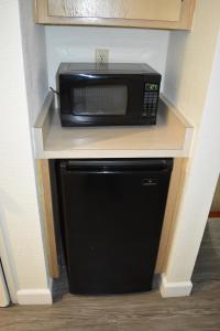 圣地亚哥老城韦斯特旅馆的微波炉,位于台面上,配有冰箱