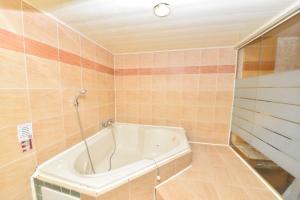 台南百威汽车旅馆的一间带浴缸的浴室