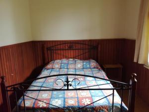 Raurimu SpiralSlalom Lodge的一间卧室配有一张床铺,床上有毯子