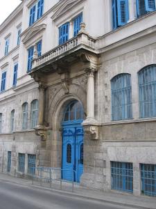 普拉维丽胡瑟酒店的建筑的一边是一扇蓝色的门