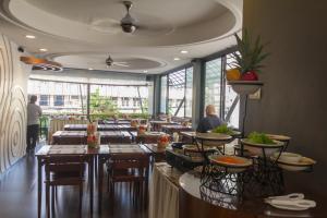Baan Nilrath Hotel - SHA Extra Plus餐厅或其他用餐的地方