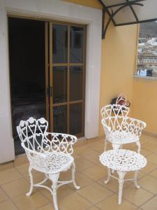 萨卡特卡斯科尔特斯之家酒店的庭院里摆放着几把椅子