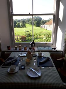 佩特沃斯基尔沙姆农场住宿加早餐旅馆的从窗口看到字段的桌子