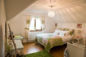 莫维尔Cherrytree House B&B的一间卧室设有一张床和一个窗口